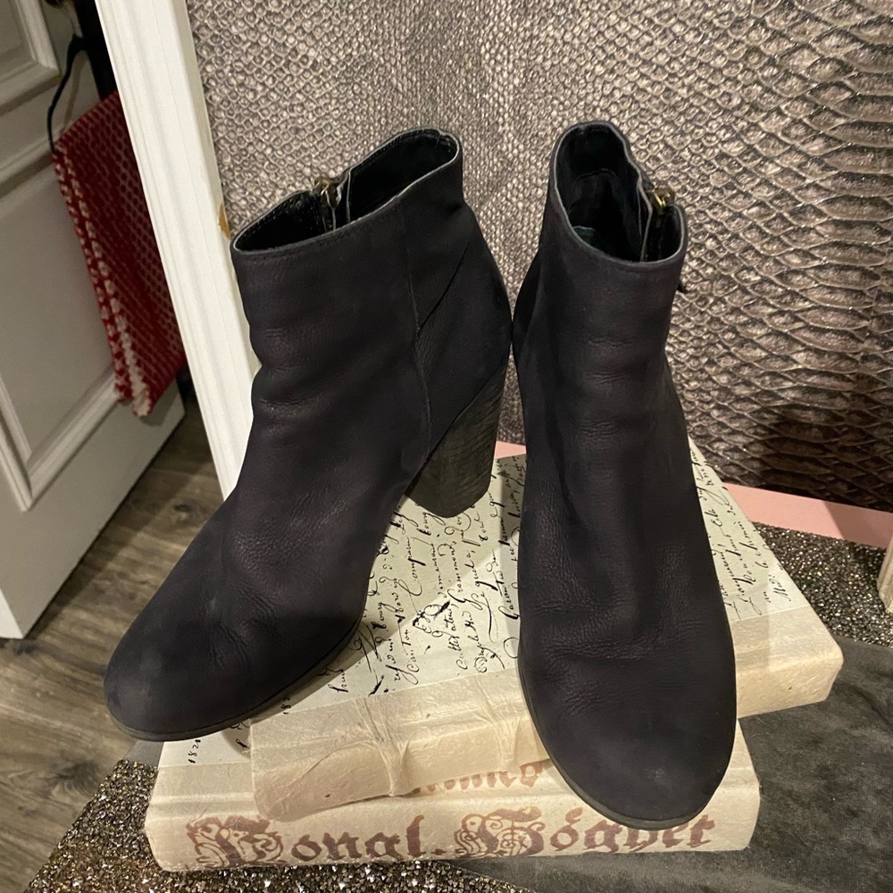 Black heeled bootie Size 7